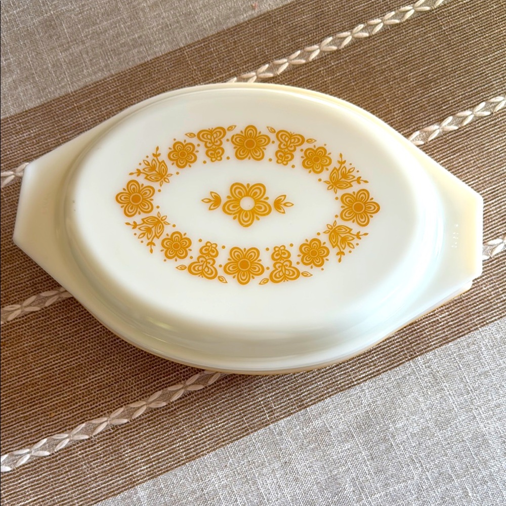 Pyrex white and gold butterfly pattern serving dish - Picture 2 of 8